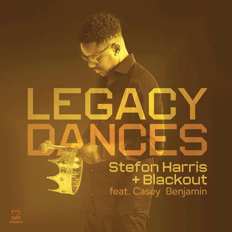"LEGACY DANCES" in großen Buchstaben; Stefon Harris + Blackout feat. Casey Benjamin. Ein Mann hält eine Trommel und eine Krone.