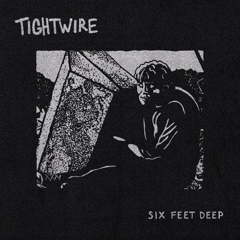 „TIGHTWIRE“, „SIX FEET DEEP“. Illustration eines nachdenklich sitzenden Menschen neben einer schrägen Struktur.