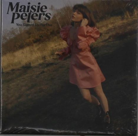 Text: "Maisie Peters You Signed Up For This". Eine Person in einem rosa Kleid steht auf einem Feldweg.