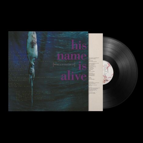 Texte: "his name is alive", "HOME IS IN YOUR HEAD". Dunkler Hintergrund, skulpturartige Figur links, Vinyl-Schallplatte rechts.