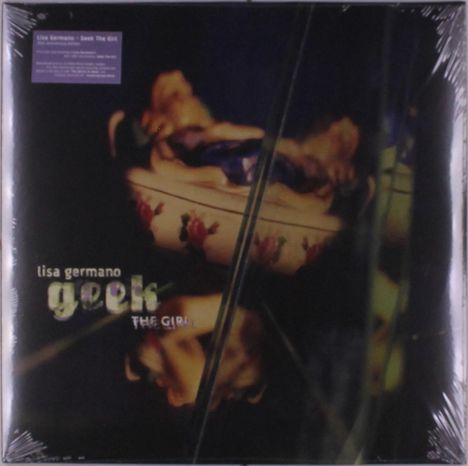 Die Texte "lisa germano geek the girl". Verschwommene Nahaufnahme eines dekorativen Objekts mit Rosenmotiv.