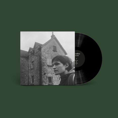 "Losskiss" steht auf der Vinyl-Schallplatte. Im Bild: Ein altes Steinhaus und eine Person im Vordergrund.