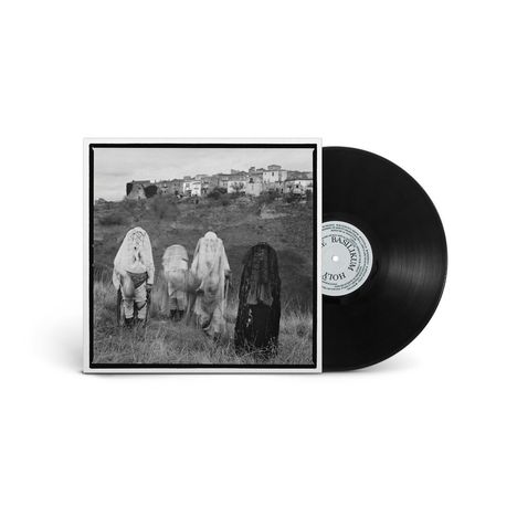 Schwarz-Weiß-Albumcover: Vier vermummte Gestalten auf einem Feld, im Hintergrund ein Dorf. Schallplatte daneben.