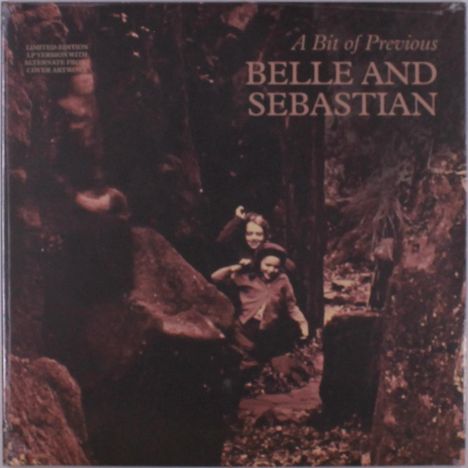"A Bit of Previous, Belle and Sebastian". Zwei Kinder zwischen großen Felsen in einem waldähnlichen Gebiet.