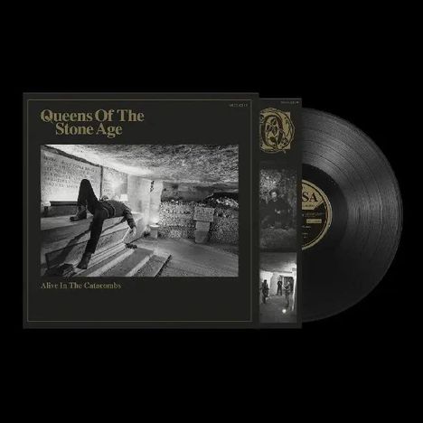 "Queens Of The Stone Age" und "Alive In The Catacombs" sind in goldener Schrift auf dem Vinyl-Cover zu sehen.