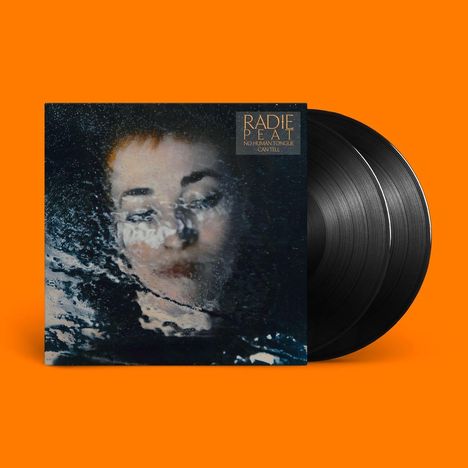 Text: "RADIE PEAT NO HUMAN TONGUE CAN TELL". Illustration einer Person unter Wasser mit orangefarbenem Hintergrund.