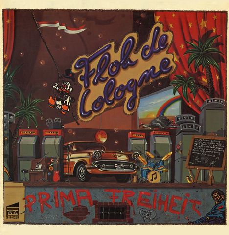 "Floh de Cologne" und "Prima Freiheit" sind farbenfrohe Schriftzüge. Eine Bühne mit Auto, Instrumenten und tropischen Pflanzen.