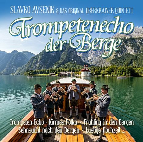 "Trompetenecho der Berge" zeigt Musiker in traditioneller Kleidung auf einem Boot vor einer bergigen Landschaft.