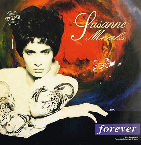 „Susanne Meals“ und „forever“ stehen auf einem abstrakten, bunten Hintergrund. Eine Frau mit Kurzhaarfrisur ist abgebildet.