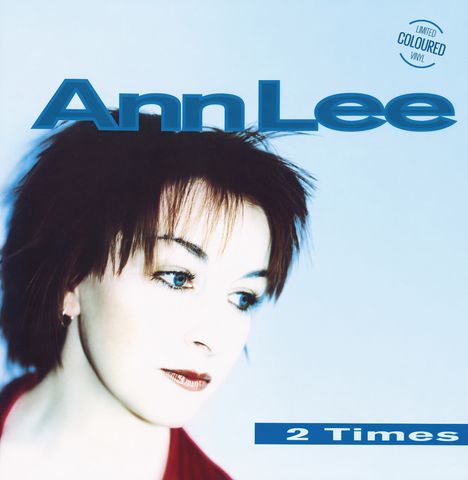 Text: "Ann Lee", "2 Times", "Limited Coloured Vinyl". Nahaufnahme einer Frau mit kurzen, dunklen Haaren und hellem Hintergrund.