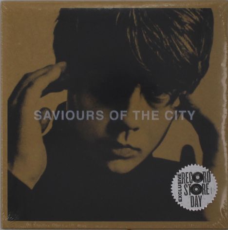 Text: "SAVIOURS OF THE CITY". Schwarz-weiße Illustration eines nachdenklichen Jungen mit seitlichem Haar.