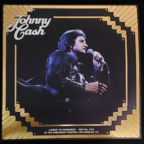 "Johnny Cash" oben in geschwungener Schrift. Unten: Konzertinfo vom 5. Mai 1973. Darunter ein Mann mit Gitarre und Mikrofon.