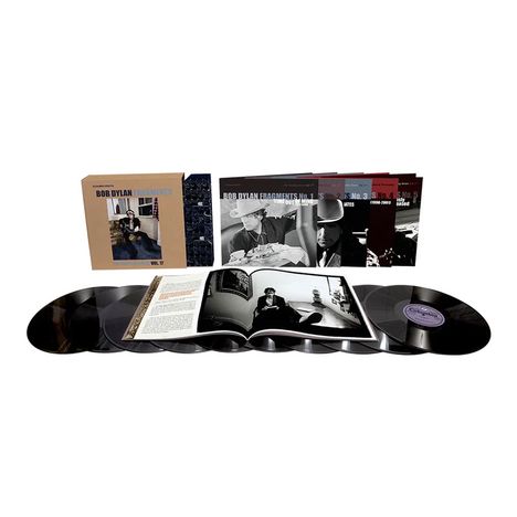"BOB DYLAN FRAGMENTS", "THE BOOTLEG SERIES VOL. 17". Foto: Person mit Gitarre auf einem Sofa sitzend in einem Raum.