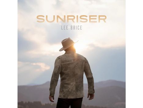 "Sunriser" und "Lee Brice" sind zentral platziert. Eine Person mit Hut betrachtet einen Sonnenaufgang über Bergen.
