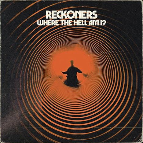 Text: "RECKONERS WHERE THE HELL AM I?" 
Eine Silhouette in einem spiralförmigen, orangen und schwarzen Muster.
