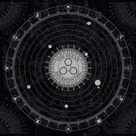 "The Ocean Heliocentric" steht in der Mitte. Kreise und Bahnen bilden ein astronomisches Schema auf schwarzem Hintergrund.
