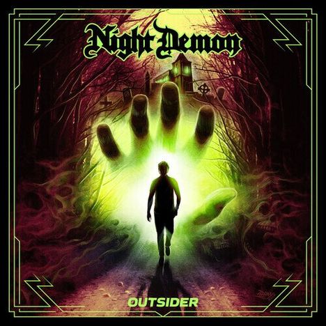 "Night Demon" oben, "Outsider" unten; riesige Hand in grüner Aura, Person geht auf ein düsteres Haus im Wald zu.