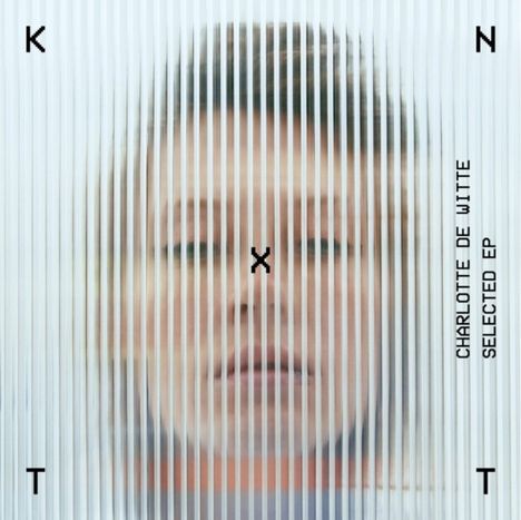 Charlotte de Witte, Selected EP. Gesicht hinter transparent gestreifter Oberfläche, Logos KNTXT in den Ecken.