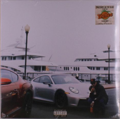 Oben steht "SPACESHIPS ON THE BLADE", "YeeHee", "BLACK BENJ", unten "Parental Advisory". Sportwagen, Yachten im Hintergrund.