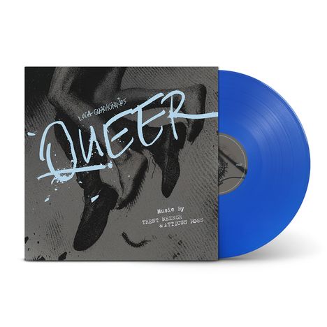 Text: „Luca Guadagnino's Queer“ und „Music by Trent Reznor & Atticus Ross“. Blaue Vinyl-Schallplatte, schwarz-weißes Cover.