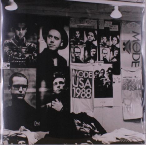 Plakate mit den Texten "MODE USA 1988" und "MODE" sind zu sehen. Schwarz-weiße Porträts von Personen auf einer Wand.