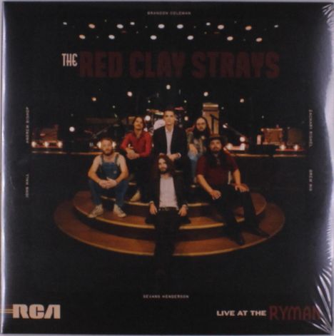 "The Red Clay Strays", "Live at the Ryman". Eine Gruppe von sechs Personen sitzt auf einer Bühnenplattform.