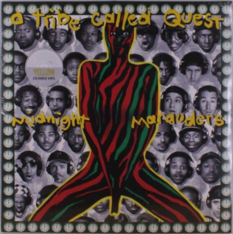 „a tribe called quest, Midnight marauders“ in gelber Schrift. Vordergrund: Bunte Figur, Hintergrund: Schwarz-weiße Gesichter.