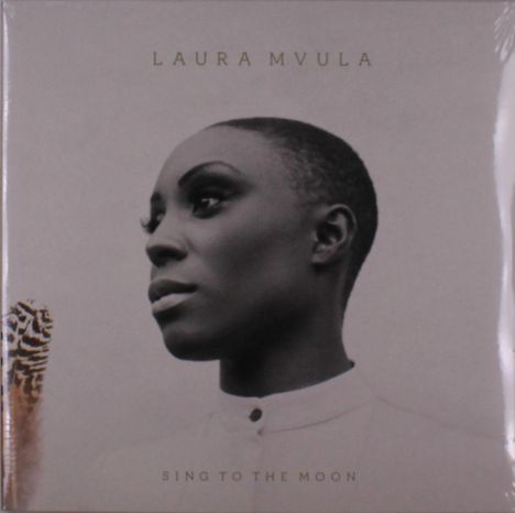 LAURA MVULA, SING TO THE MOON. 
Schwarz-weiß Portrait einer Person im Profil mit kurzem Haar und elegantem Hemd.