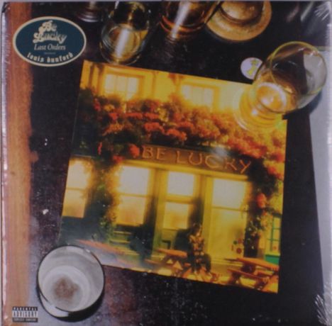 "Be Lucky" und "Last Orders" sind zu sehen. Ein Foto zeigt ein beleuchtetes Gebäude mit Blumen. Getränke im Vordergrund.