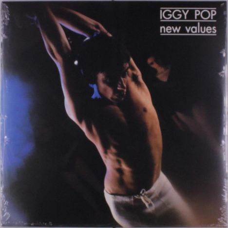 "IGGY POP new values" oben rechts; Mann mit freiem Oberkörper, die Arme hinter dem Kopf verschränkt, erscheint tänzerisch.