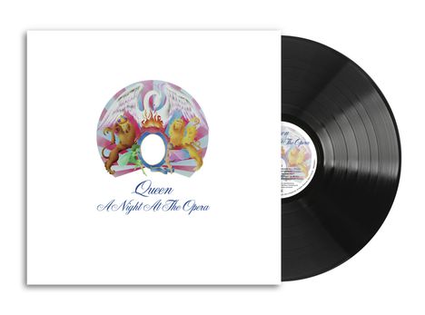 "Queen A Night At The Opera" steht auf einem weißen LP-Cover. Ein farbenfrohes Logo in der Mitte zeigt Löwen und Flügel.