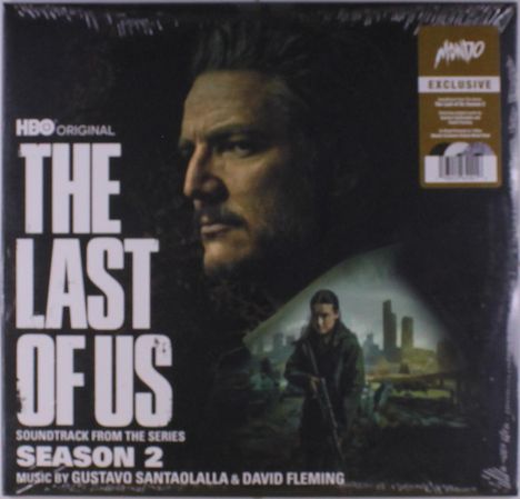 Texte: "HBO Original - The Last of Us - Season 2 - Music by Gustavo Santaolalla & David Fleming".  
Gesicht und bewaffnete Person im Hintergrund.