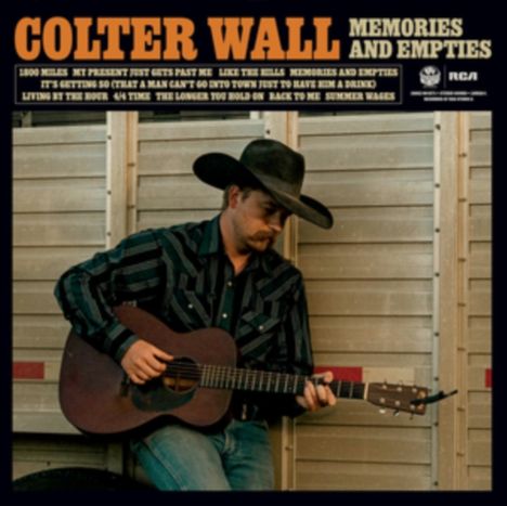 Text: COLTER WALL MEMORIES AND EMPTIES. Ein Mann mit Cowboyhut spielt Gitarre vor einer Wand.