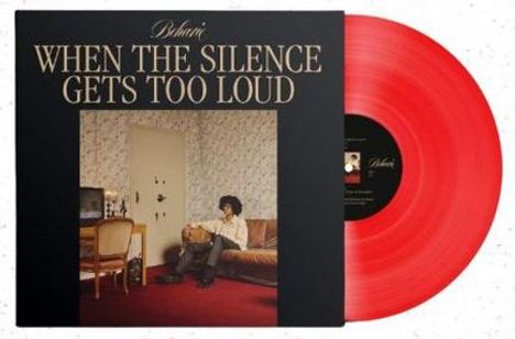 „WHEN THE SILENCE GETS TOO LOUD“ in großen Buchstaben, oberhalb „Dhani“. Links ein Mann auf einem Sofa, rechts rote Vinyl-Schallplatte.