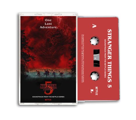 Der Text sagt: "One Last Adventure. STRANGER THINGS 5. SOUNDTRACK FROM THE NETFLIX SERIES". Eine Kassette mit rotem Cover.