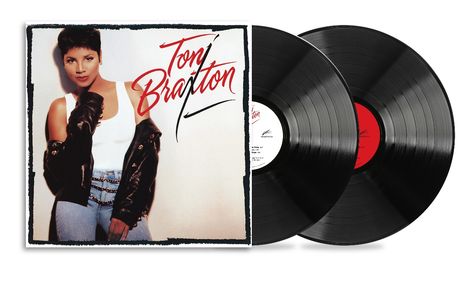 "Toni Braxton" in roter eleganter Schrift neben zwei schwarzen Schallplatten und einer Frau in Lederjacke.
