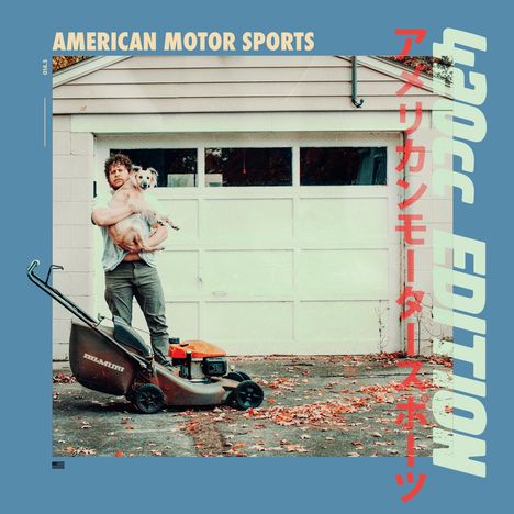 "AMERICAN MOTOR SPORTS", "420CC EDITION". Ein Mann hält einen Hund vor einer Garage neben einem Rasenmäher.