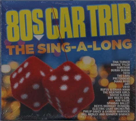 80s CAR TRIP - THE SING-A-LONG. Rote, gepunktete Würfel vor buntem, verschwommenem Hintergrund.