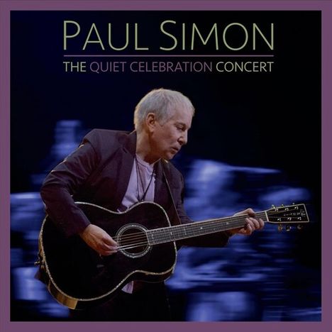 „PAUL SIMON: THE QUIET CELEBRATION CONCERT“. Ein Mann spielt Gitarre vor verschwommenem Hintergrund.