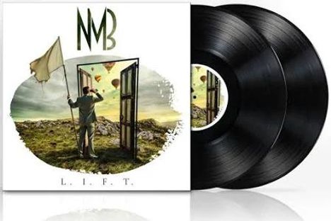 Text: "NMB L.I.F.T." Eine Person hält eine Fahne, steht vor offenen Türen in einer Landschaft mit Heißluftballons. Zwei Schallplatten.