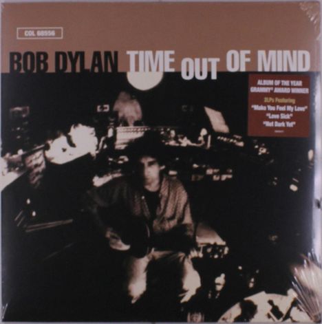 "BOB DYLAN TIME OUT OF MIND" steht oben. Eine verschwommene, düstere Szene mit einer Person an einem Mischpult mit Gitarre.