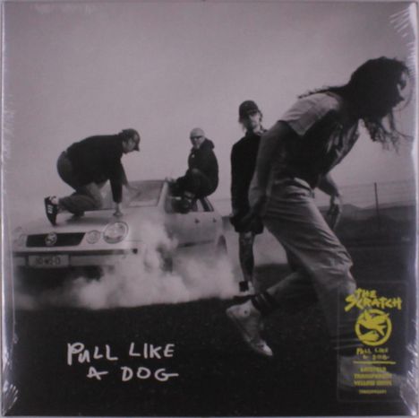 "Pull Like a Dog" steht groß. Vier Personen und ein Auto mit Rauch; dynamische Szene, schwarz-weiß gehalten.