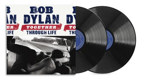 „BOB DYLAN TOGETHER THROUGH LIFE“; zwei Schallplatten und ein Foto von einer entspannten Rückbank-Szene im Auto.