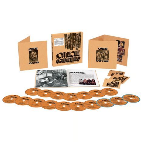 "Soft Machine: Slightly All The Time Recordings 1970-1971." Ein Boxset mit CDs, einem Buch und Karten auf weißem Hintergrund.