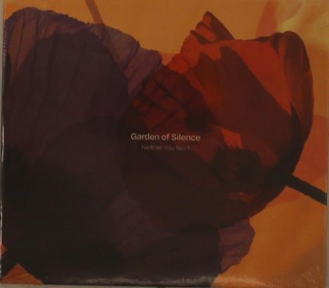 Text: "Garden of Silence, Neither You Nor I." Bunte Blumenblätter in dunklen Rot- und Orangetönen überlagern sich.