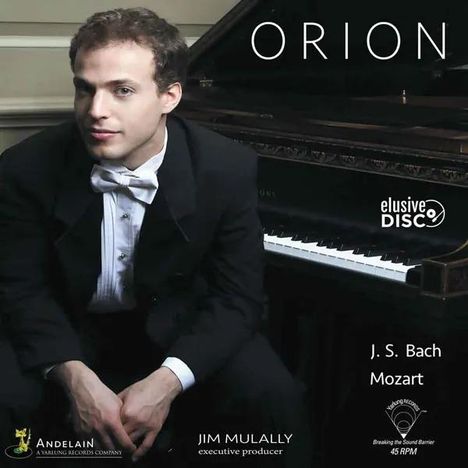 „ORION“, „J.S. Bach“, „Mozart“, „Jim Mulally executive producer“. Ein Mann im Frack sitzt an einem Flügel.