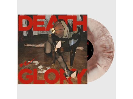 "DEATH OR GLORY" steht in großen roten Buchstaben. Eine Person mit Grammophonkopf sitzt stilvoll unter einem Tisch.