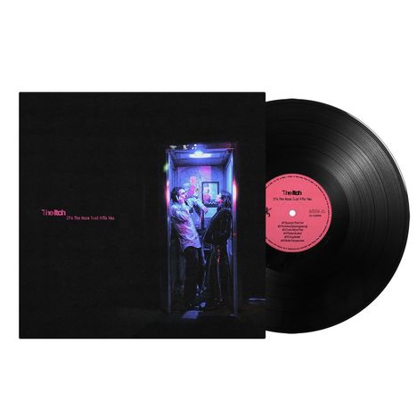 Cover mit Text: "The Itch" und "It’s The Hope That Kills You." Zwei Personen in einer Telefonzelle, pink-violettes Licht.