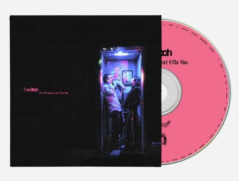 Text: "The Itch - It’s the Hope that Kills You." Ein Mann in einer Telefonzelle mit dunkler Umgebung. Pinke CD rechts.