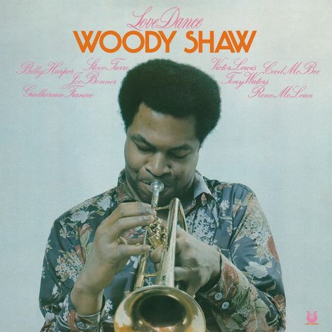Text: "Love Dance WOODY SHAW Billy Harper Steve Turre Joe Bonner Victor Lewis Cecil McBee Guilherme Franco Tony Waters Rene McLean." Ein Mann spielt Trompete, trägt ein gemustertes Hemd.